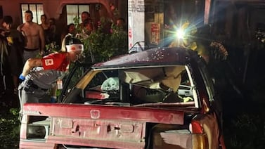 Impactante choque deja a conductor atrapado entre la carrocería, lo liberan y ahora está en estado crítico