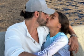 Toni Costa responde a las críticas por foto besando en la boca a su hija Alaïa