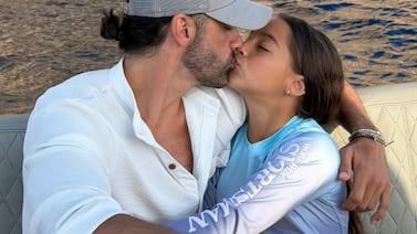 Toni Costa responde a las críticas por foto besando en la boca a su hija Alaïa