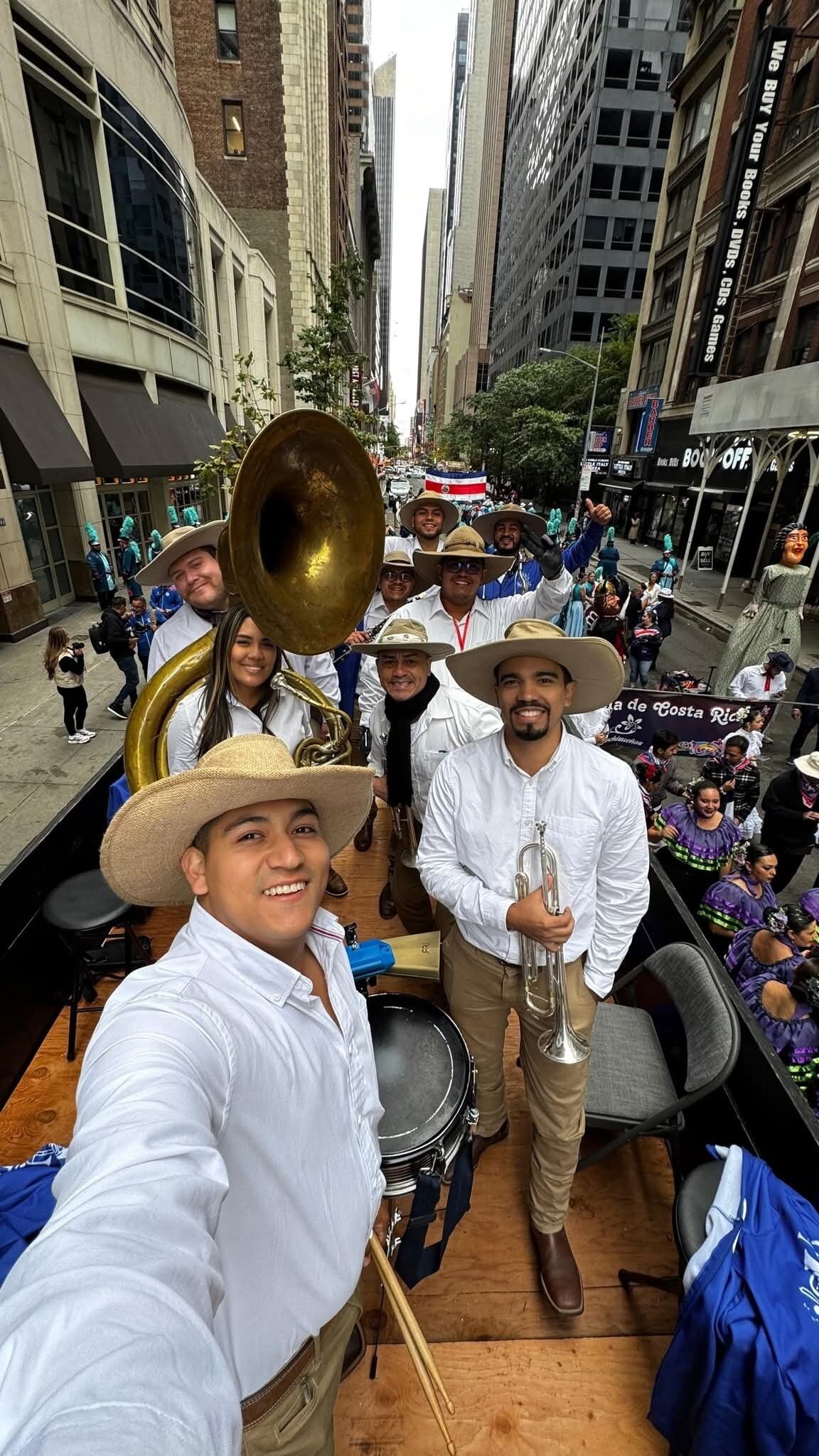 Más de 400 ticos desfilaron el 12 de octubre del 2025 en el Desfile de la Hispanidad sobe la Quinta Avenida de Nueva York.