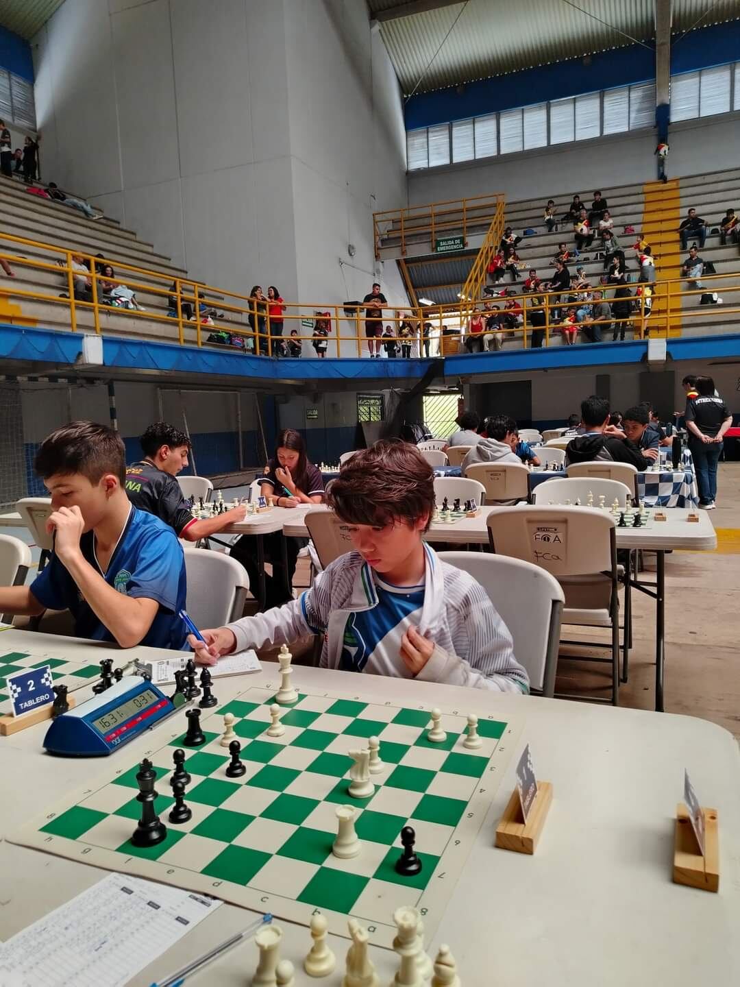 Matías Calderón es un joven de 12 años apasionado por el ajedrez y le da clases a sus compañeros de colegio. Cortesía.