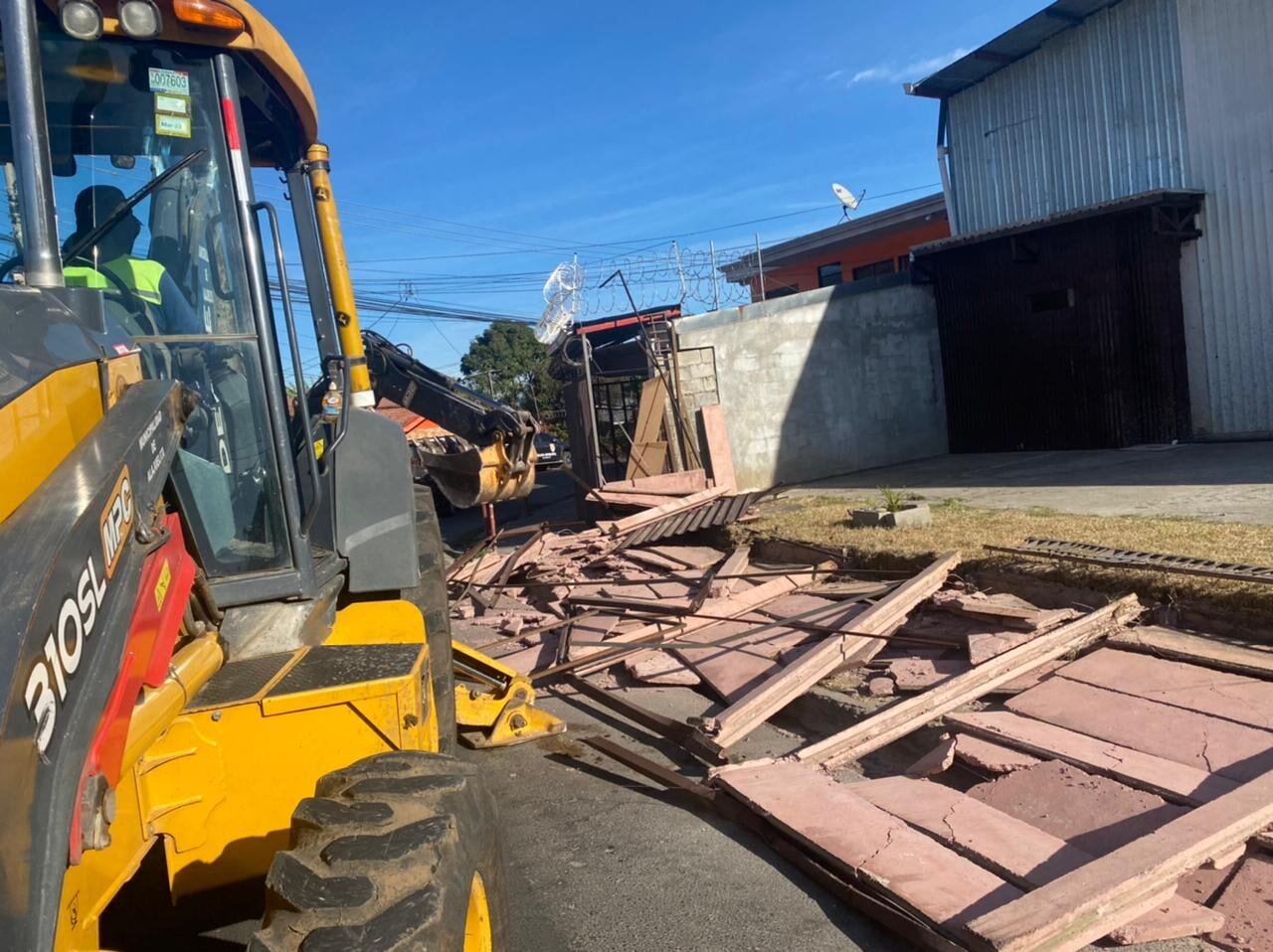 Un capítulo más vivió la bronca entre la iglesia evangélica, Generación de Campeones, del pastor y diputado fabricista, Harllan Hoepelman y la municipalidad de Alajuelita con el alcalde Modesto Alpízar a la cabeza, ya que este 3 de marzo a la propiedad donde está el templo la muni le tiró abajo la tapia del frente de unos 25 metros de largo.