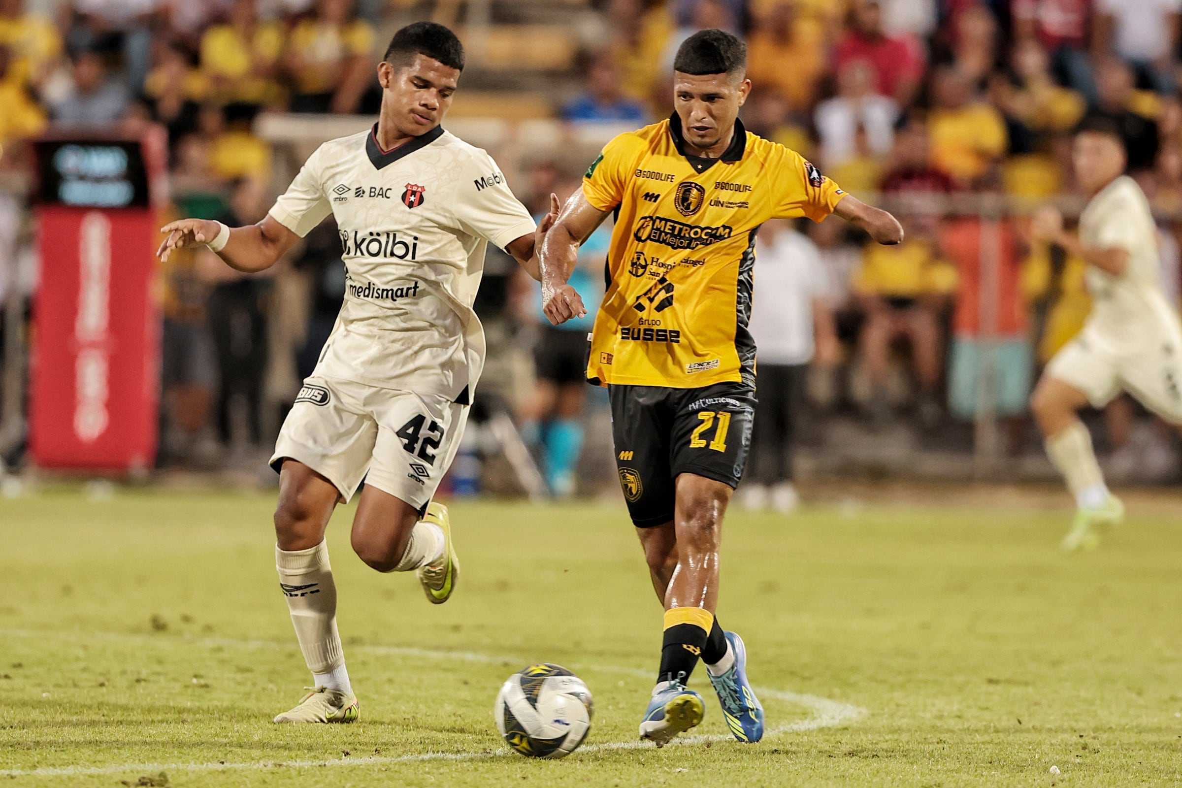 26/04/2026/ juego entre Municipal Liberia vs Liga Deportiva Alajuelense por la jornada 18 del torneo clausura en el estadio Edgardo Baltodano de Liberia / foto John Durán