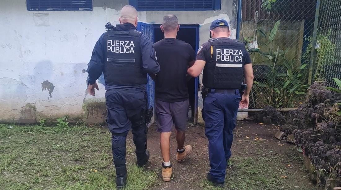 El sujeto incluso se metió a un supermercado a amenazar a las personas con su machete.