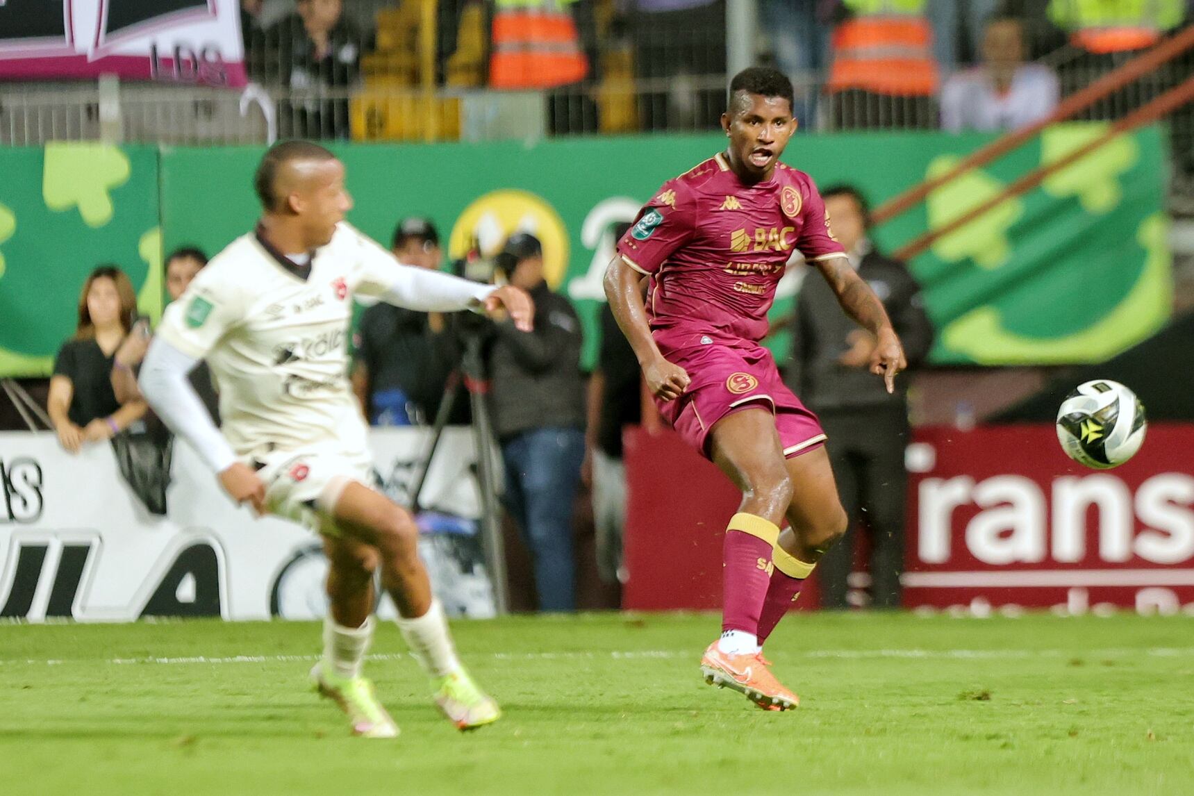 30/08/2025/ juego entre Deportivo Saprissa vs Liga Deportiva Alajuelense por el clásico nacional en la jornada 6 del torneo clausura 2025 en el estadio Ricardo Saprissa / foto John