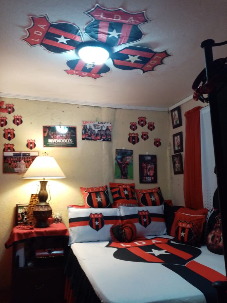 Adela Sorto, aficionada de Alajuelense y su casa que parece museo de la Liga