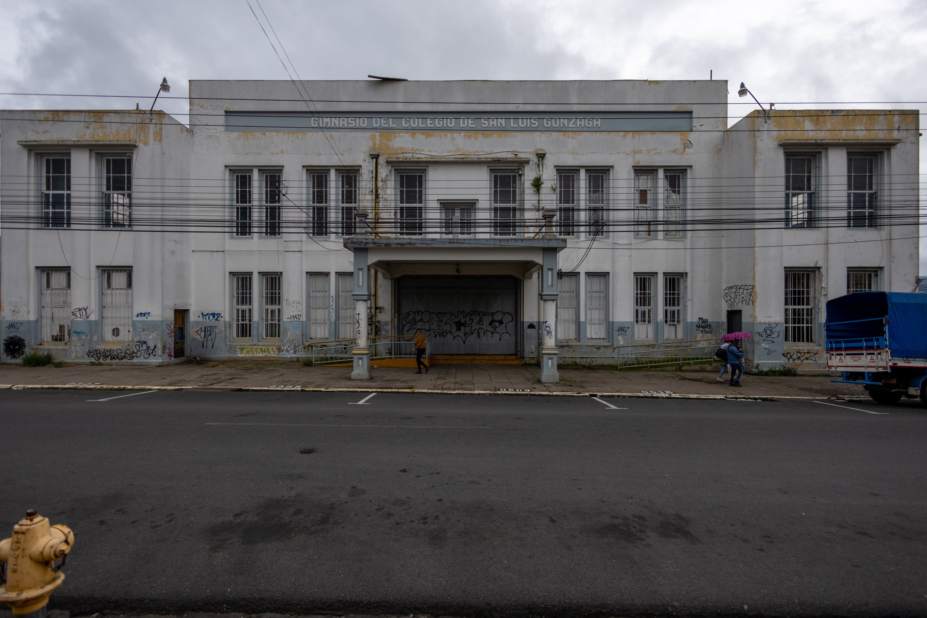 14/11/2024, Cartago, fotografías del Gimnasio del Colegio de San Luis Gonzaga, para poder observar el deterioro en el que está el edificio abandonado.