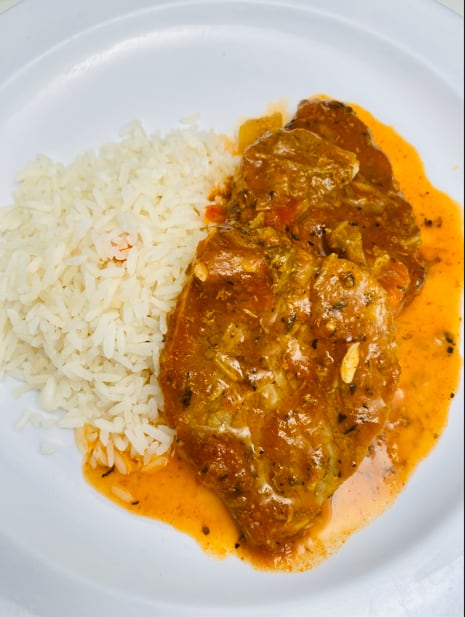 mano de piedra en salsa