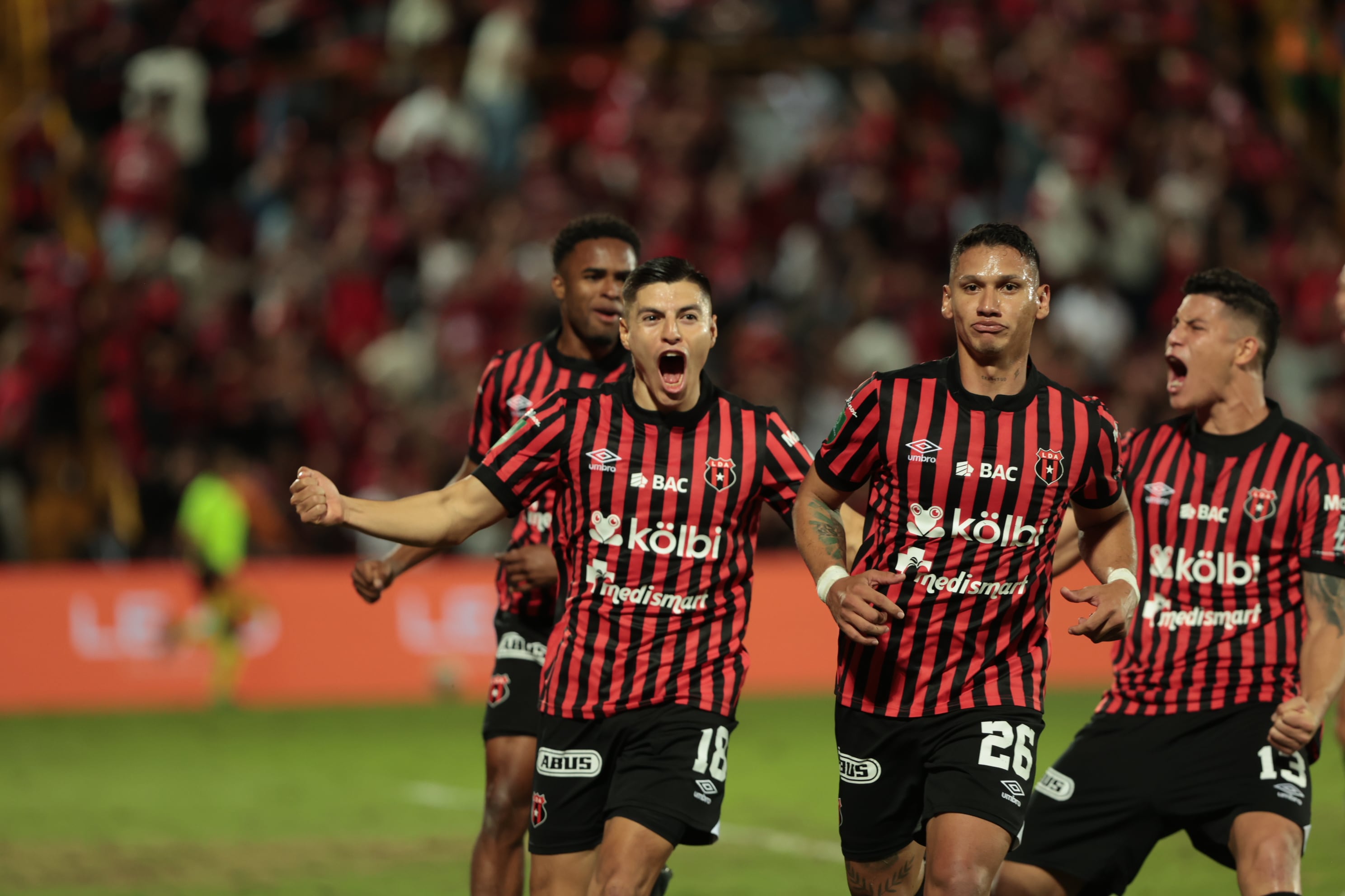 20/12/2025/ partido de ida entre Liga Deportiva Alajuelense vs Saprissa por el partido de vuelta de la final del Torneo apertura de la Liga Promerica 2025 en el estadio Alejandro Morera Soto / foto John Durán