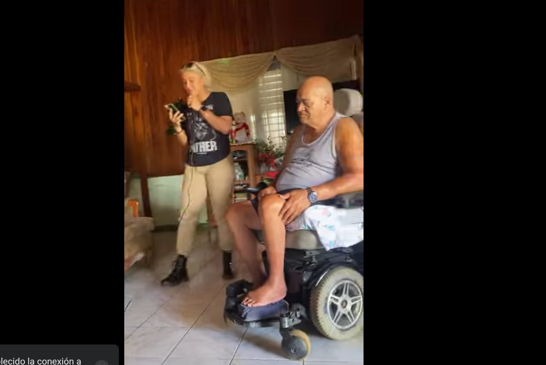 Sharon Corrales, portera costarricense con su abuelo Oldemar Corrales
