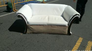 ¿Cómo limpiar el sofá sin gastar dinero? Esta fórmula casera se volvió viral