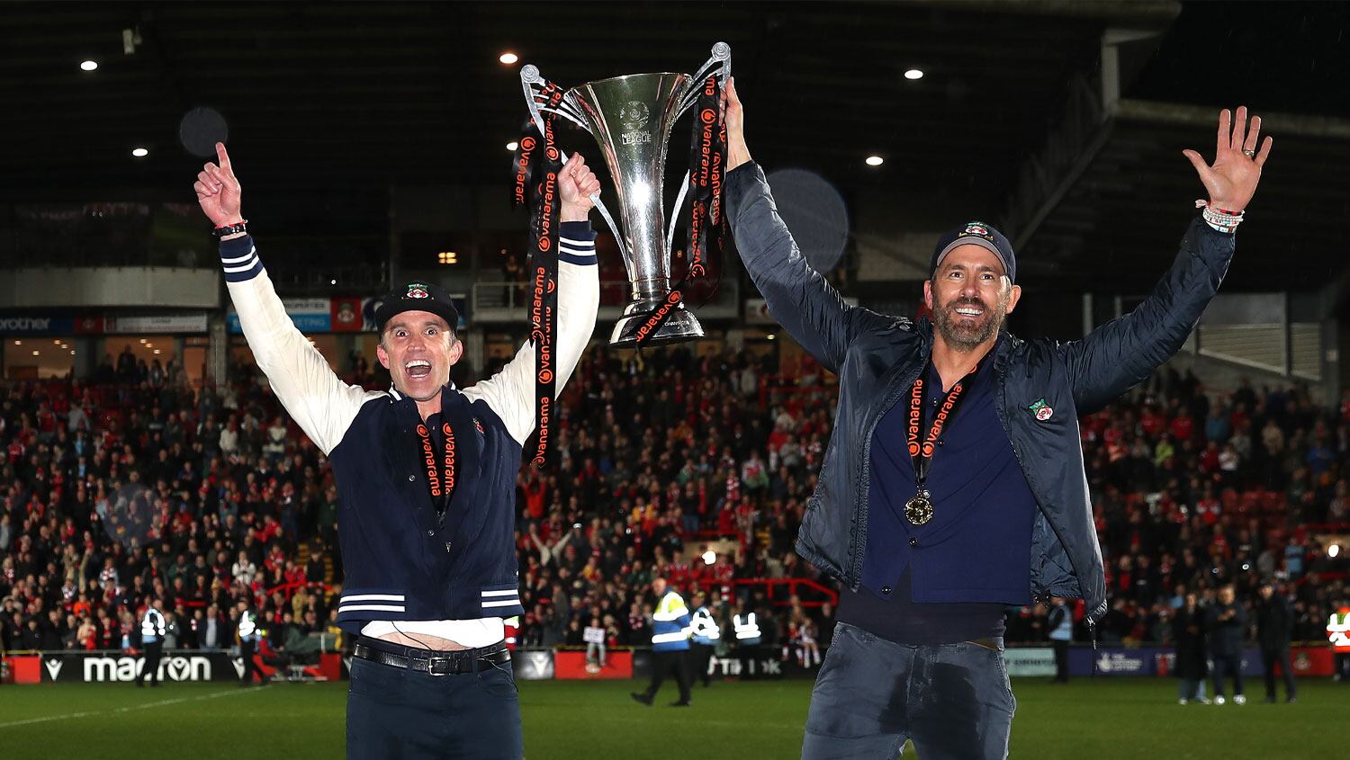 Rob McElhenney y Ryan Reynolds celebraron a lo grande el ascenso de su equipo, el Wrexham. Foto: Deadline.
