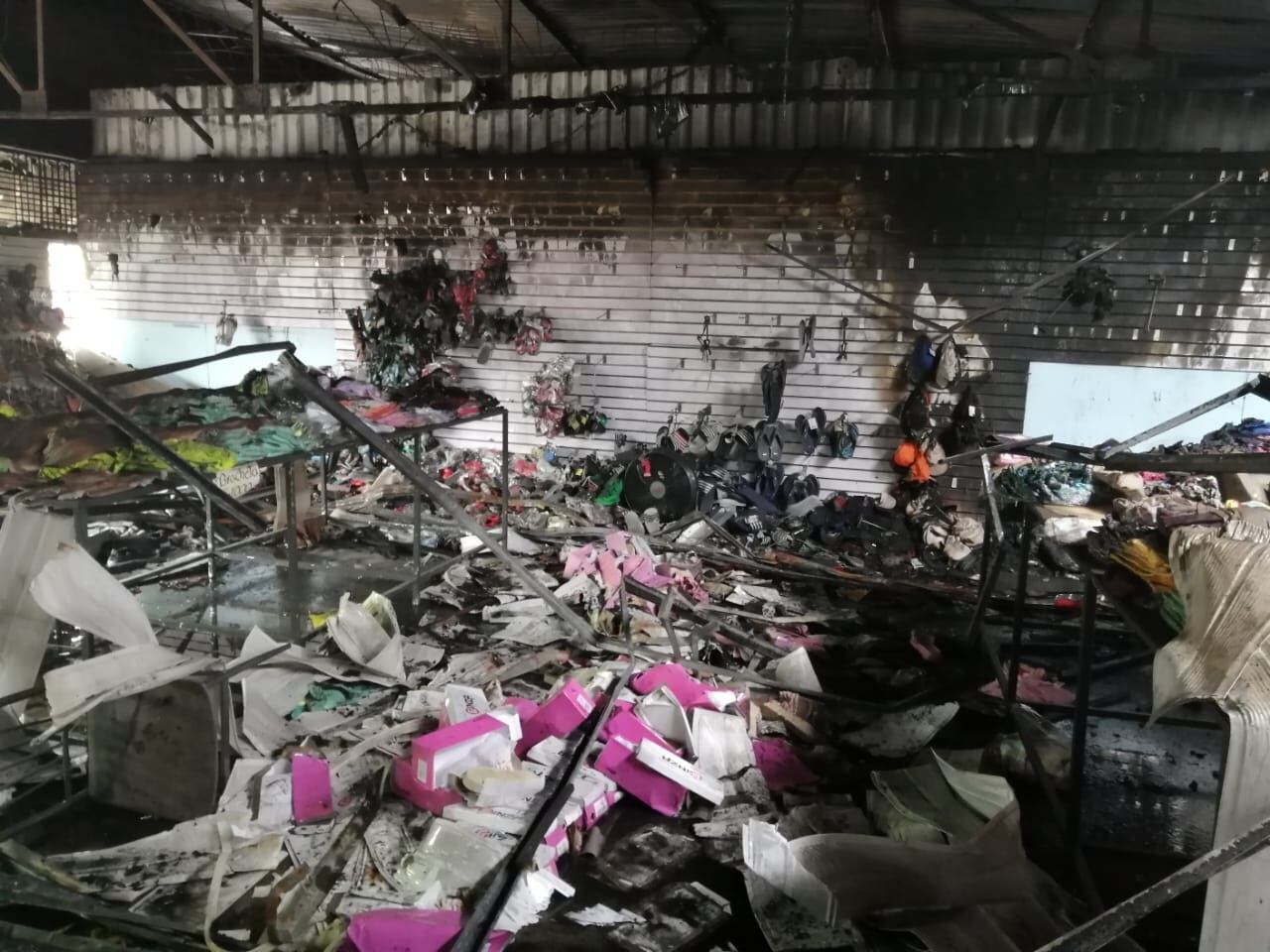 Incendio en el mercado de Turrialba. Foto Keyna Calderón.