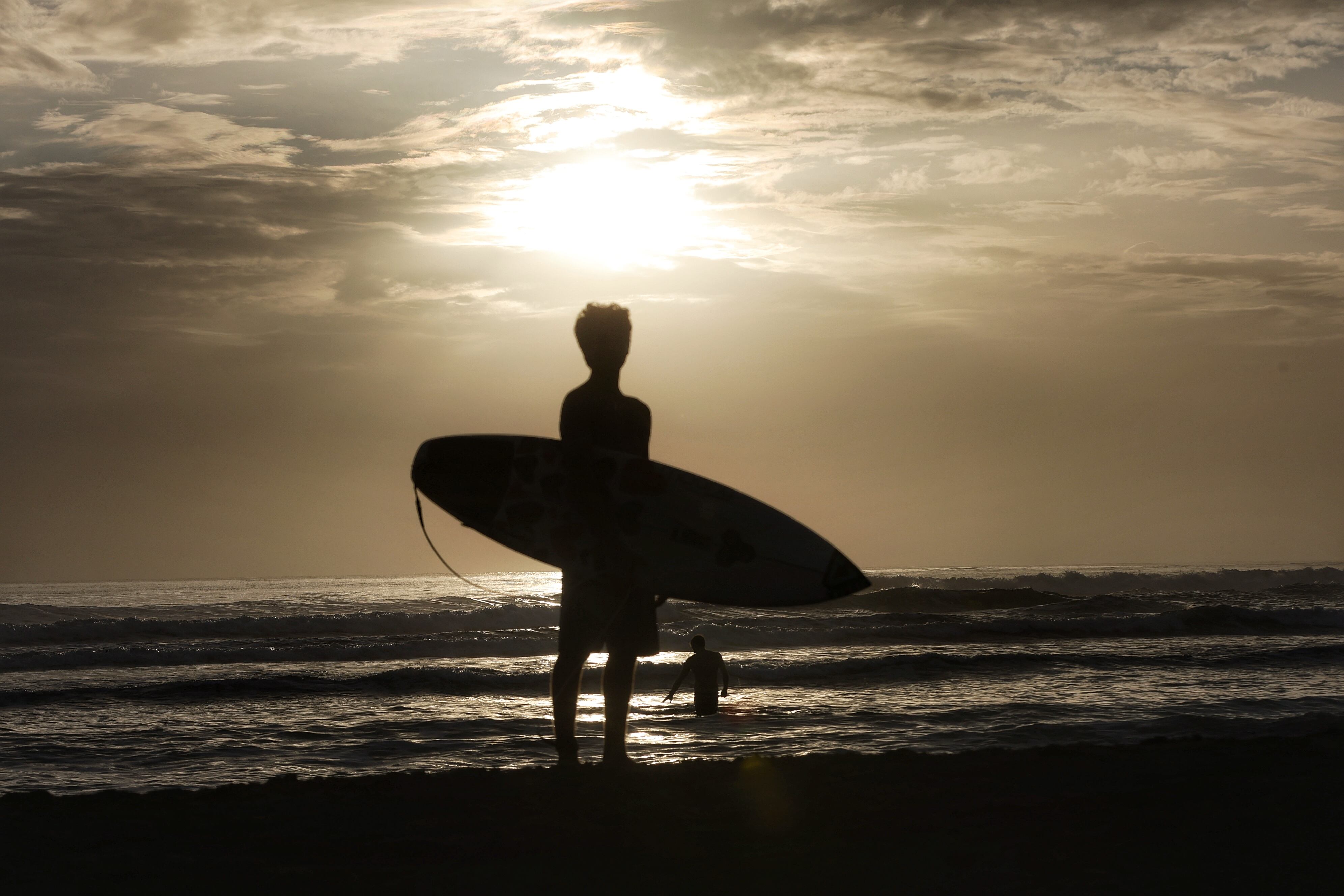 एका सुंदर सूर्यास्ताच्या लिमियनमध्ये, प्लेयाने सिनेगुआला मिठी मारली.