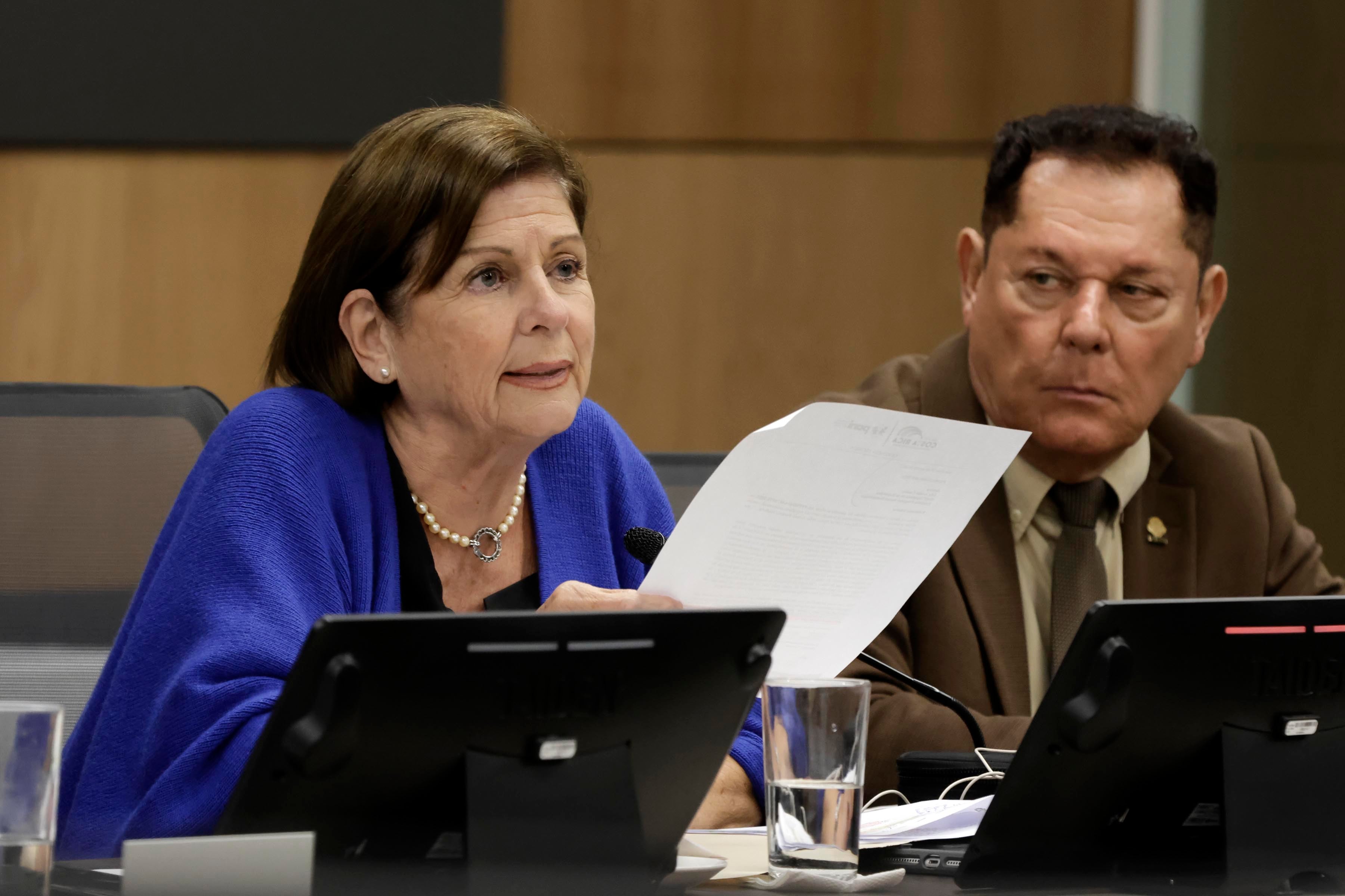 28/08/2023. Asamblea Legislativa, San José. Yafit Ohana, exesposa del presidente de Corporación BCT y de la Junta Directiva del medio CRHoy, comparece en la Comisión de Derechos Humanos sobre diversas visitas que hizo a Casa Presidencial que se conocieron luego de que la expresidenta del PANI, Gloriana López, dijo a la asamblea que Casa Presidencial le consultó sobre un caso que involucraba a Yafit y a su exesposo. Ohana asistió con su abogado Rodolfo Brenes. Fotos: Mayela López