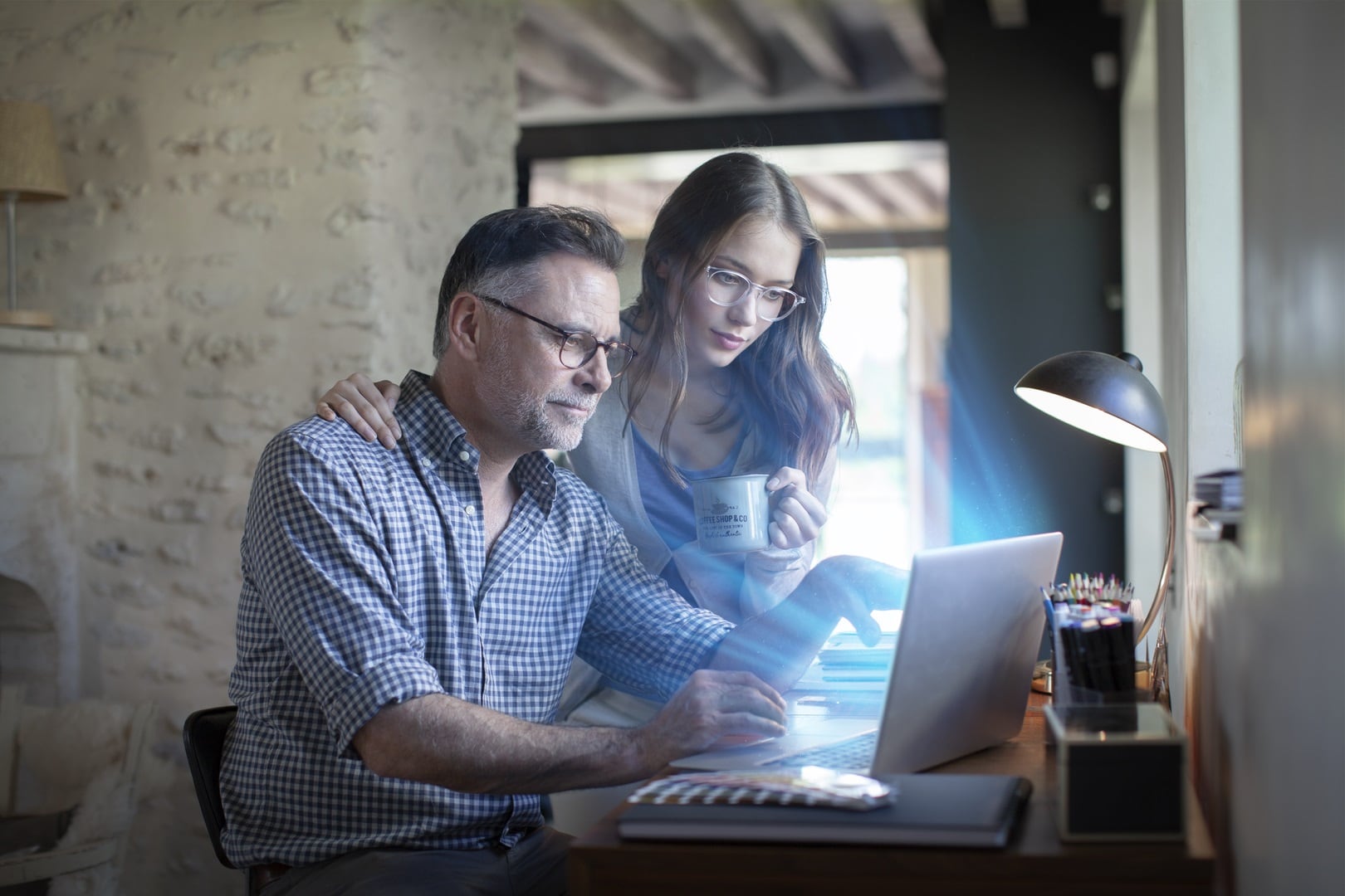 Este año más que nunca las pantallas se han convertido en dispositivos de uso diario y la cantidad de horas frente a ellos ha aumentado, es importante saber que su uso puede causar trastornos físicos y mentales.