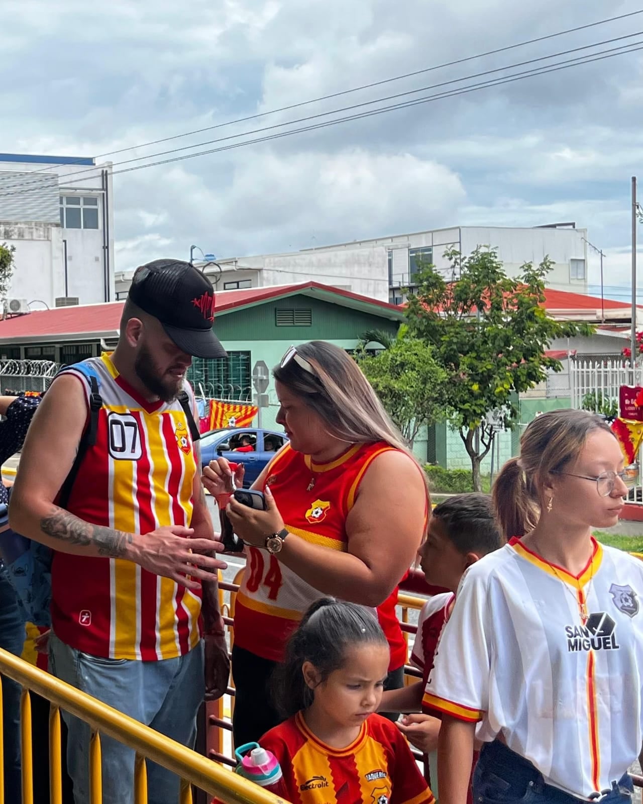 Hubo personas haciendo fila para tomarse una foto con la 32