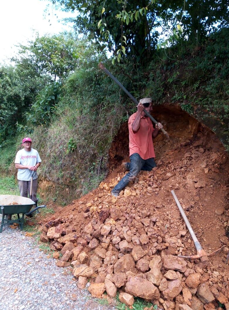 Doña Julia Godínez Guzmán y su esposo José Monge Corella, viven en la puritica entrada al pueblo Santa Clara, en Tobosi de El Guarco de Cartago en donde tienen su negocio que se llama La Cuevita