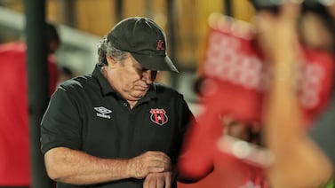 La insólita conferencia de 5 minutos de Óscar Ramírez que dejó más dudas que respuestas