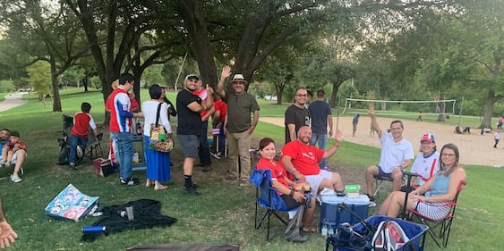 Ticos en Texas se vistieron de blanco, azul y rojo