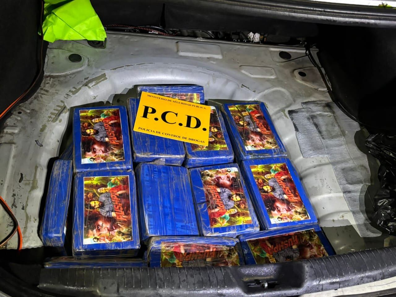 Decomiso de droga en carro oculto luego de persecución policial