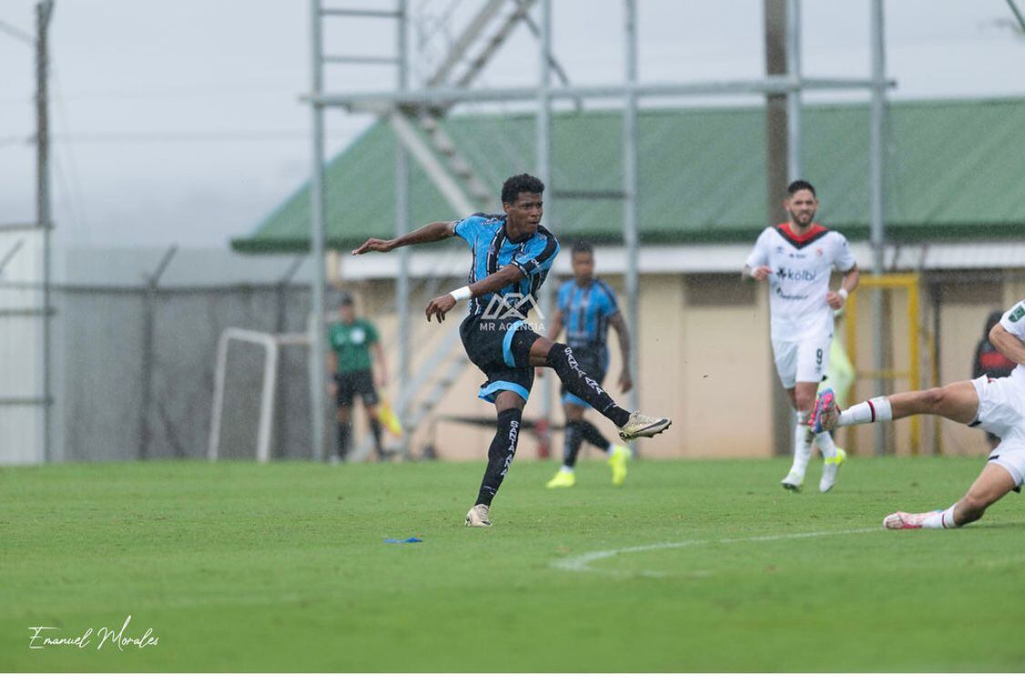 Samir Taylor, defensor de Santa Ana. Cortesía.