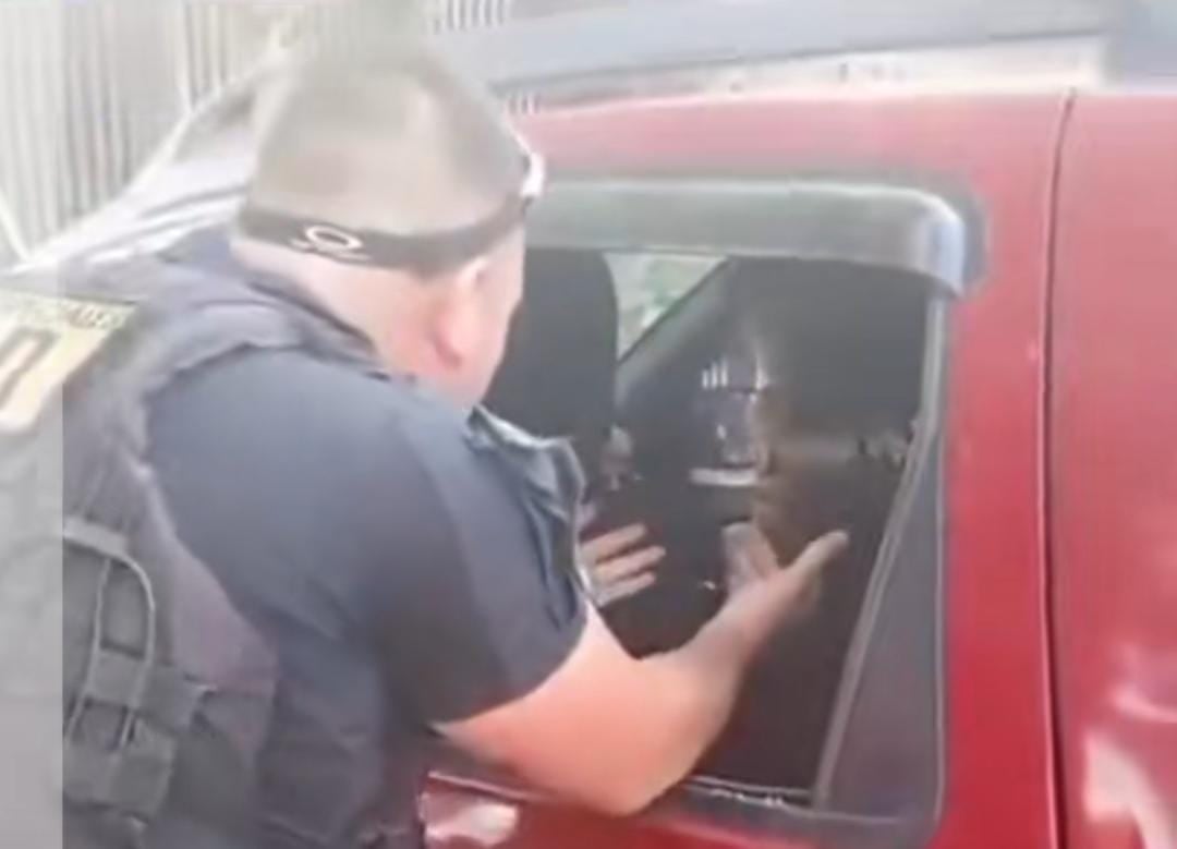 Policía rescata a niño de 2 años deshidratado que fue dejado encerrado en un carro en un centro comercial