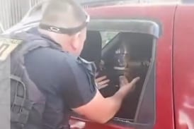 Niño de 2 años es rescatado por la Policía tras ser dejado en un carro en un centro comercial