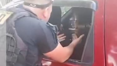 Niño de 2 años es rescatado por la Policía tras ser dejado en un carro en un centro comercial