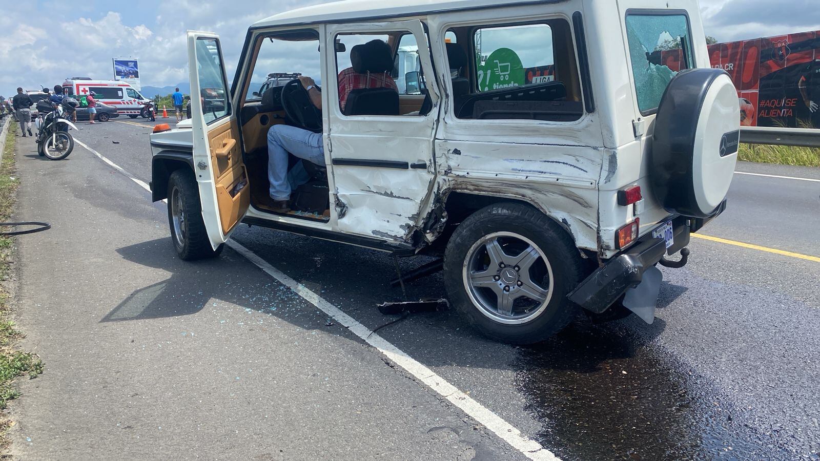 Un triple choque entre un tráiler y dos carros en Turrucares sobre la ruta 27 cobró la vida de una persona y dejó dos personas graves. Foto: Cortesía