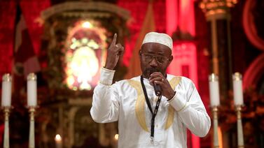 Tipi Royes “bendice” a cantante con platica que recaudó en campaña para operarse su hombro