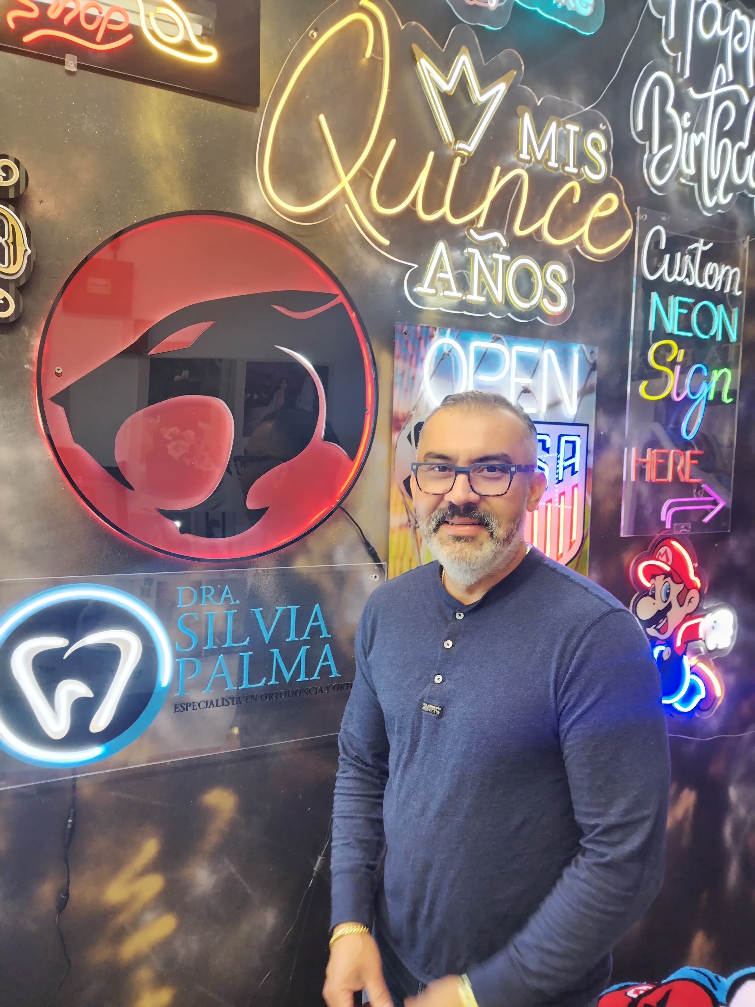 Geovanni Vargas Baltodano, quien es de ese lugar de Costa Rica donde las mujeres paren hombres de verdad, Nicoya, ahora vive en la ciudad de Boston, Estados Unidos, en donde comenzó un emprendimiento muy lleno de luz neón