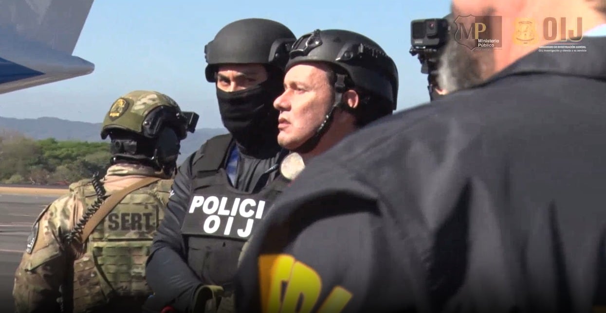 Celso Gamboa y Edwin López, alias Pecho de rata, fueron trasladados en un avión de la DEA hacia Estados Unidos. Son los primeros extraditados de Costa Rica por narcotráfico.