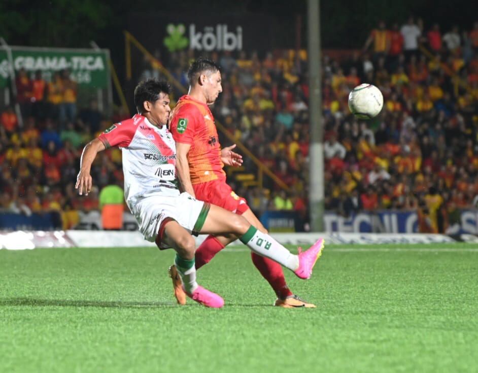 18/02/2024/ juego entre Herediano vs Guanacasteca en el estadio de Santa Bárbara foto ALBERT MARÍN