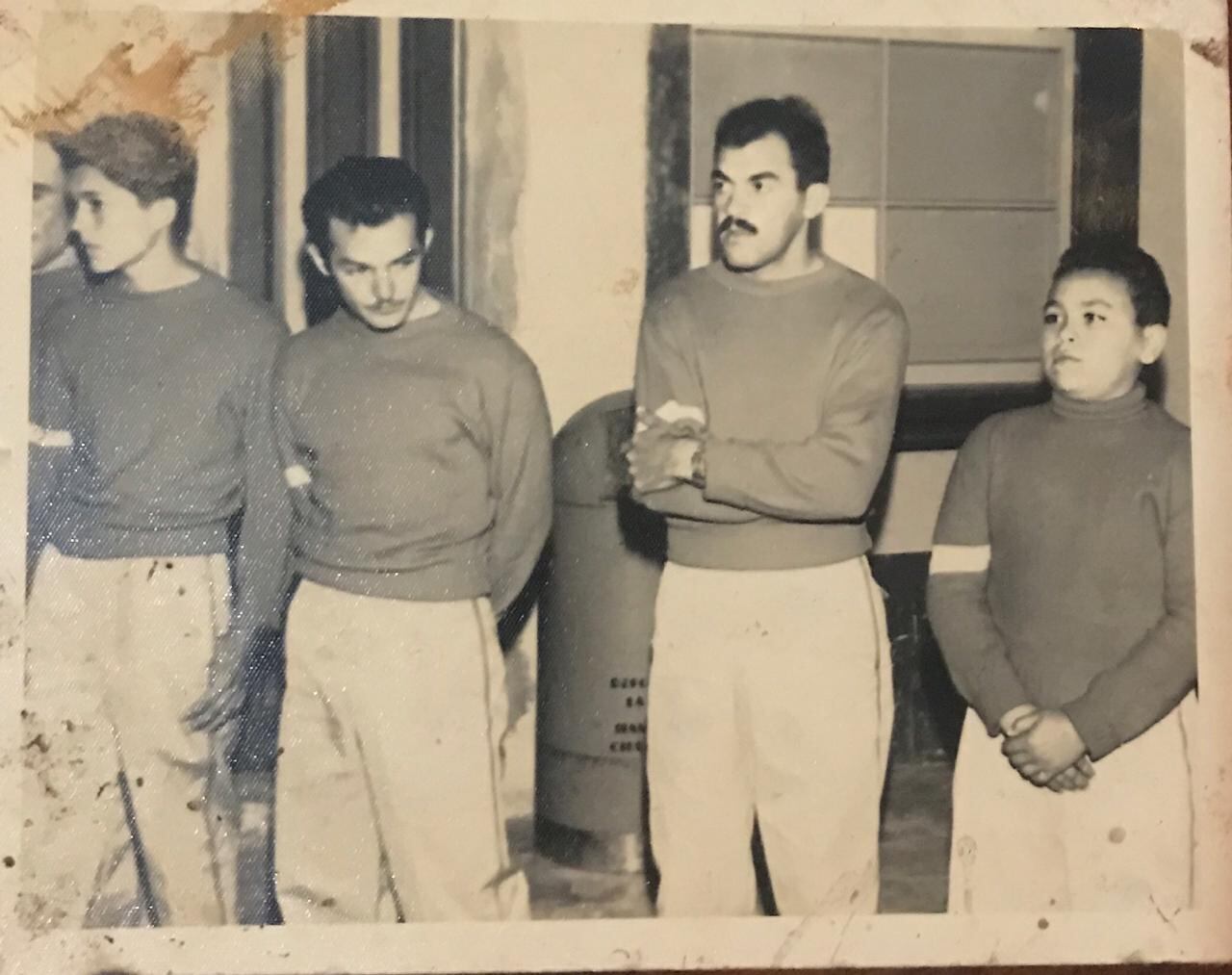 Don Óscar Carrillo Hernández fue bombero voluntario en los sesentas y usó la máquina M51 en San Ramón la cual fue reconstruida por Bomberos de Costa Rica. En la foto es el segundo de izquierda a derecha.