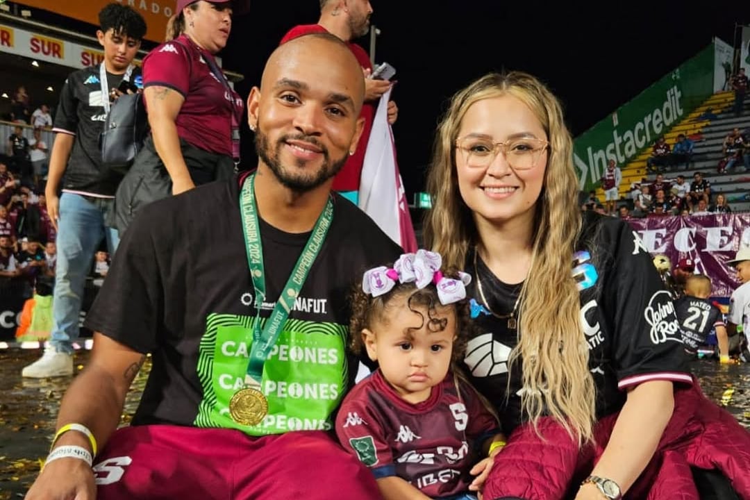 Pablo Arboine llegó al altar con un fiestón y rodeado de figuras del Saprissa.