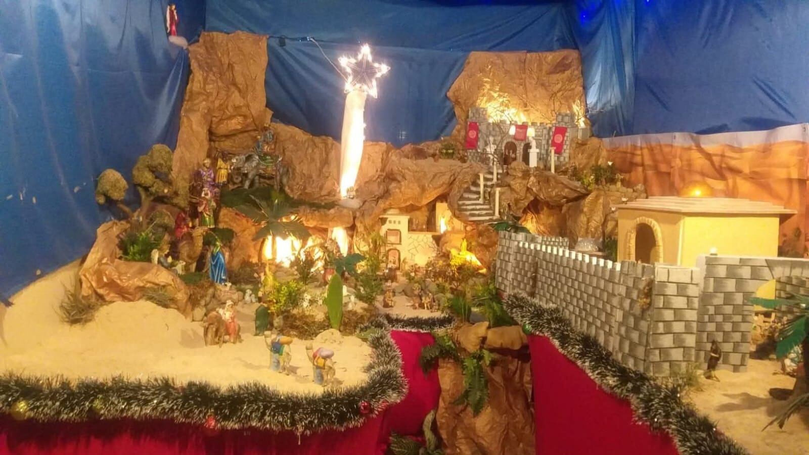 Familia herediana hizo un hermoso portal con 315 figuras