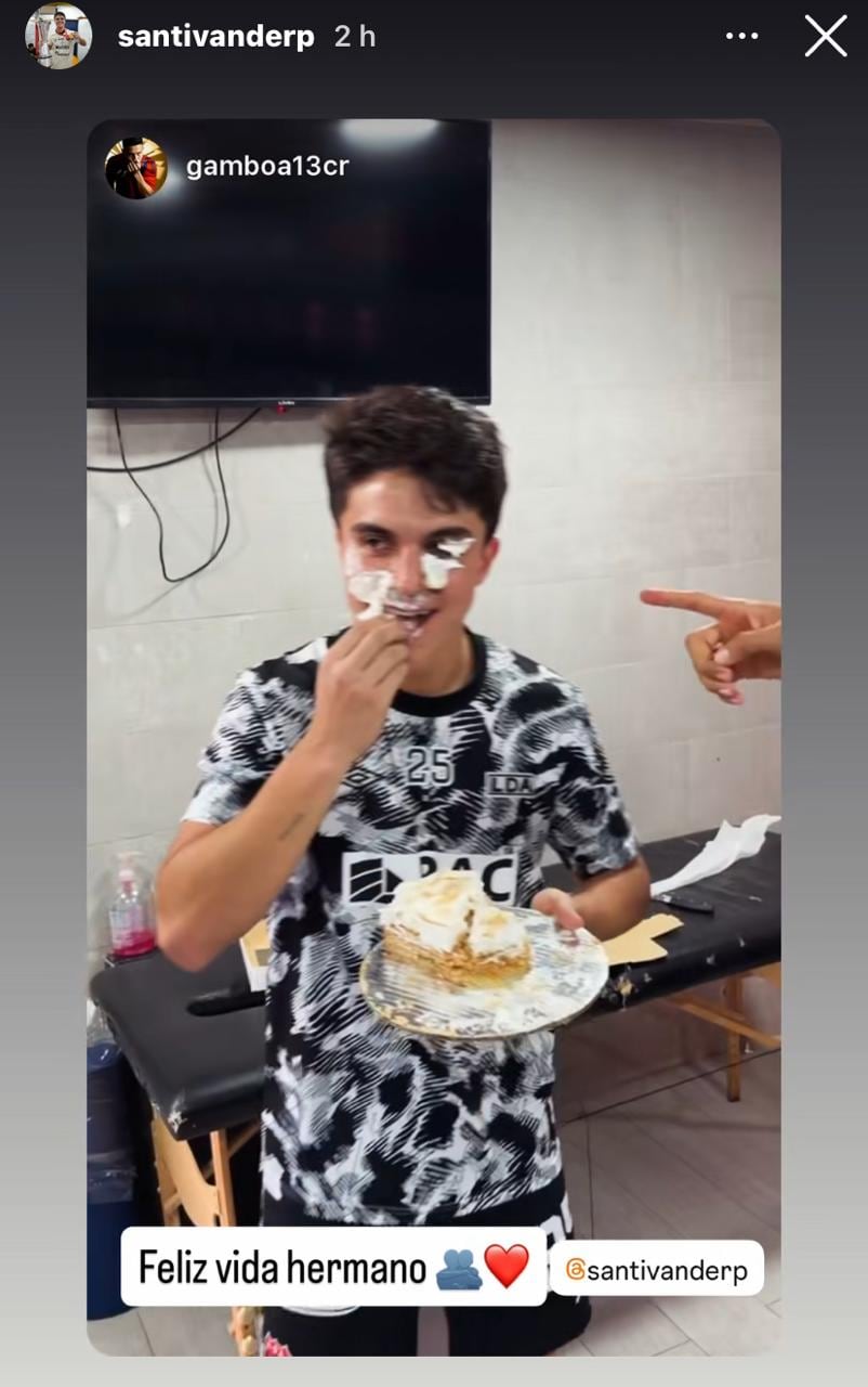 Santiago van der Putten quedó embarrado de pastel en la cara como broma de sus compañeros en Alajuelense.