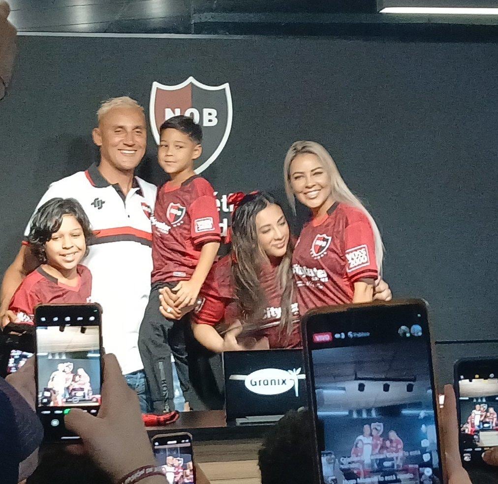 Keylor Navas junto a su familia en la presentación como jugador de Newell's Old Boys.
