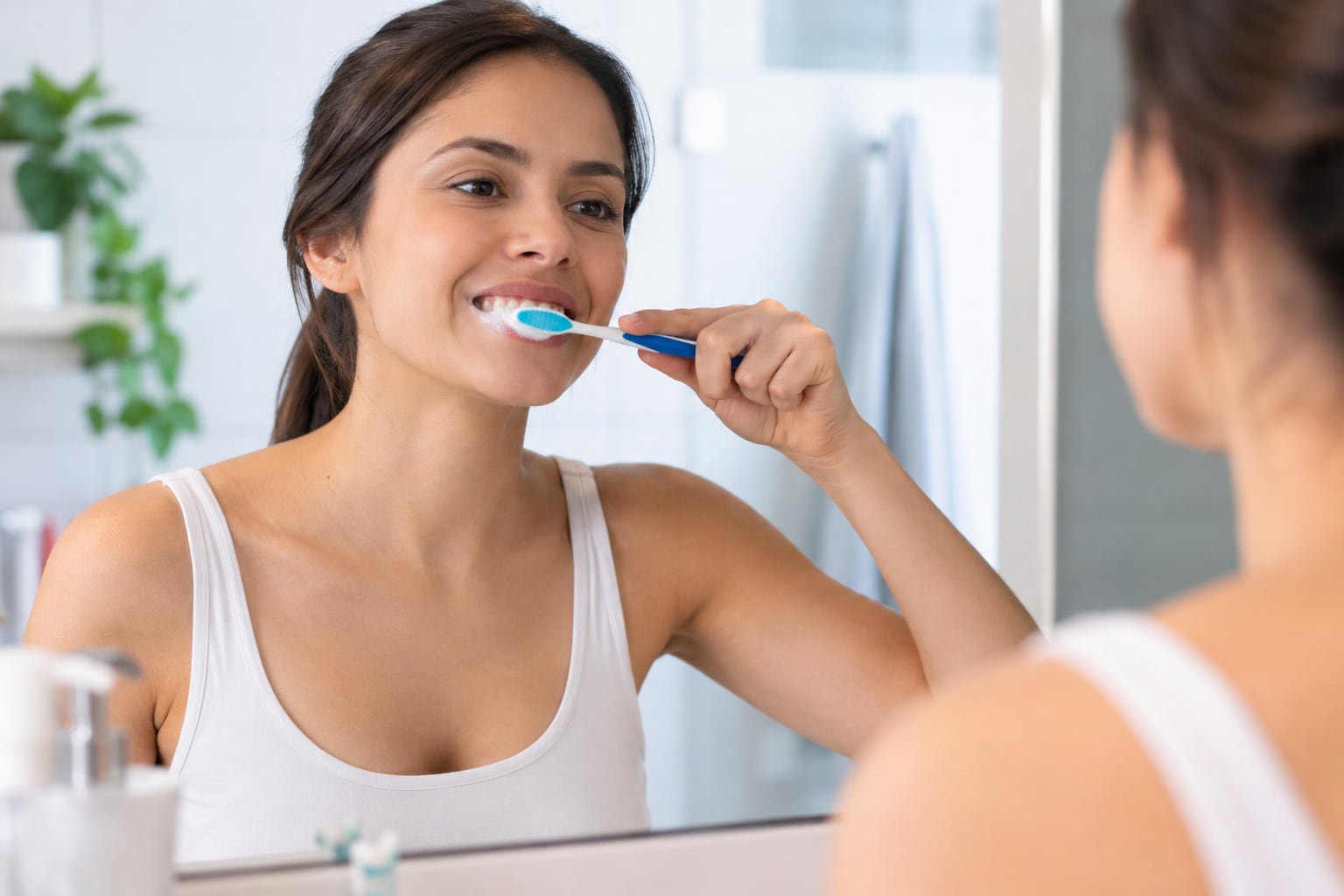 El cepillado dental debe durar al menos dos minutos y abarcar todas las superficies de los dientes.