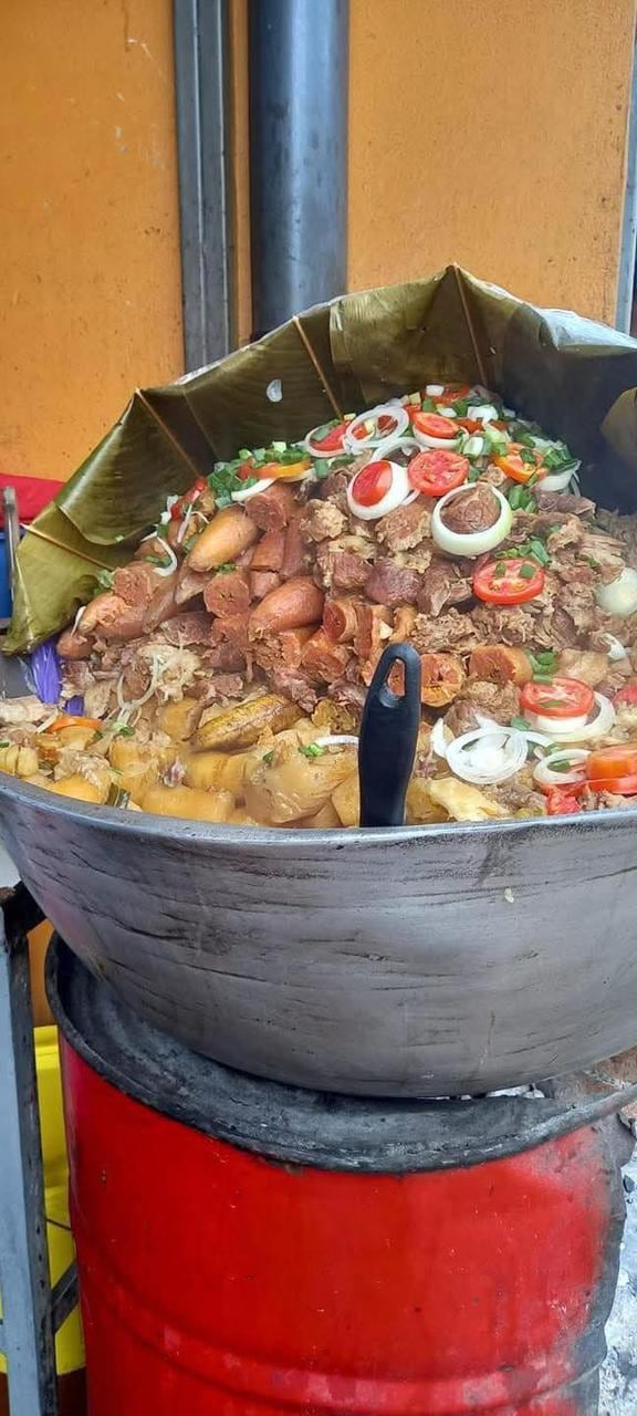 Deyvis Mercado Lezama, de 37 años, nació entre olas del Pacífico nicaragüense y que hoy cocina en Guanacaste, convirtiendo sus sueños y luchas en un ejemplo de superación.