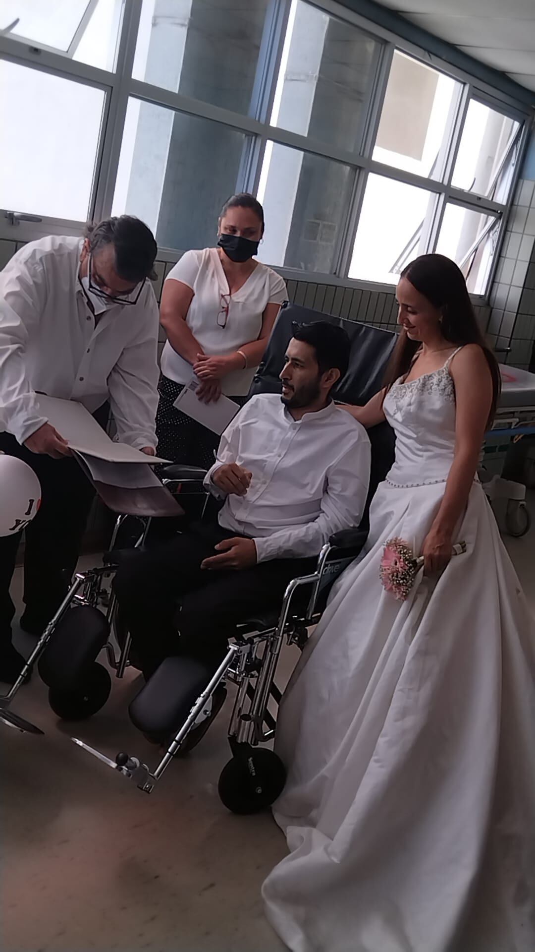 Don Luis Durán de 35 años de edad, quien escribió una linda historia de amor a principios del pasado mes de mayo al casarse en el Hospital Calderón Guardia, falleció el pasado domingo 4 de junio en Coronado, de acuerdo a lo que confirmó la familia. Se casó con Evelyn Navarro.