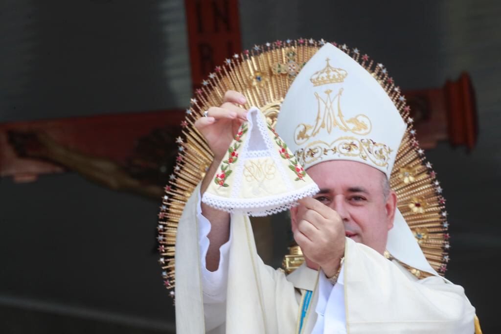 Este 1 de agosto se realizó la tradicional vestición de La Negrita, en la cual participaron cientos de fieles católicos en la plazoleta de la basílica de Nuestra Señora de Los Ángeles en Cartago. El vestido ganador fue de la diócesis de San Isidro del General.
