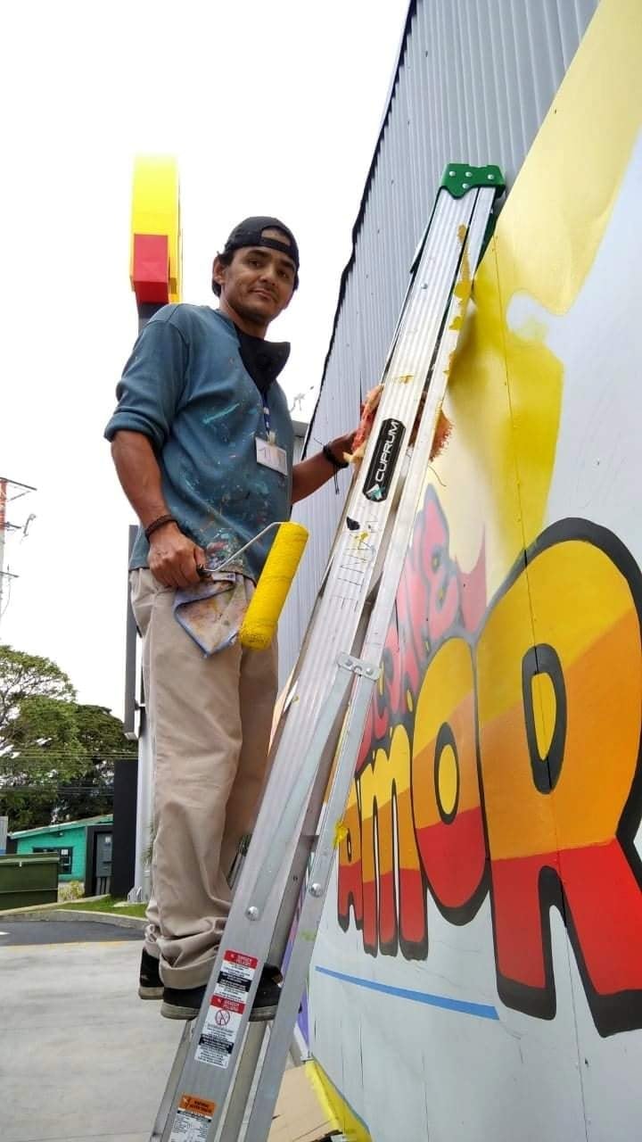 José Fernández Gutiérrez, de 47 años, es el muralista nacional que ganó un concurso artístico organizado por McDonald’s y la municipalidad de San José.