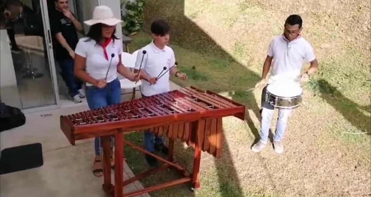 María Celeste Gómez (21 años), Jeancarlo Fuentes Álvarez (19) y Brandon Salazar (26), son los marimberos que usted puede disfrutar en el Facebook “Club Musical María Gómez”.