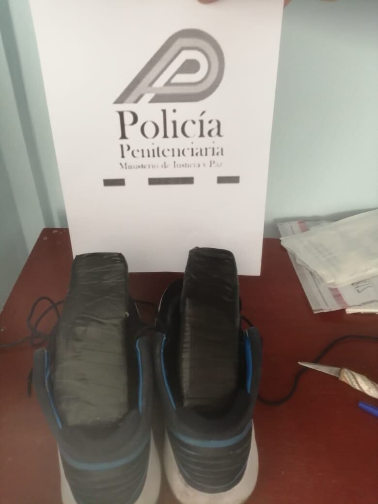 Detienen a funcionario de cocina que intentó meter marihuana escondida en sus zapatos al CAI de Liberia. Foto Ministerio de Justicia.