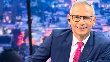 Presentador de canal 8, Alejandro Ramírez tuvo un accidente en su motocicleta camino al trabajo