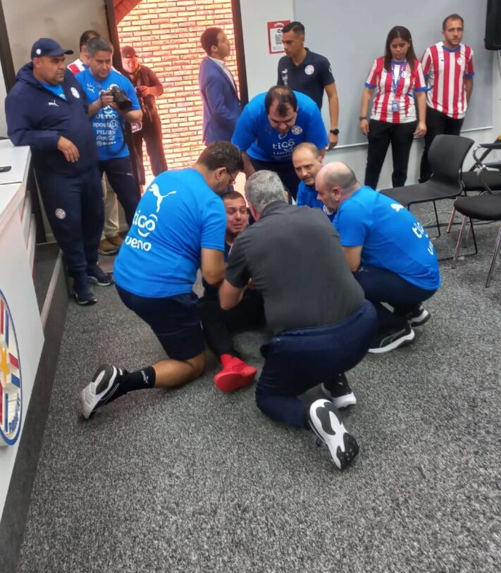 El noble gesto del técnico Gustavo Alfaro con un forógrafo que se descompuso en una conferencia de prensa. Fotos tomadas de El País, Uruguay.