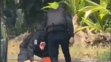 Esto dice Seguridad Pública sobre video de policía que pateó en la cabeza a hombre detenido