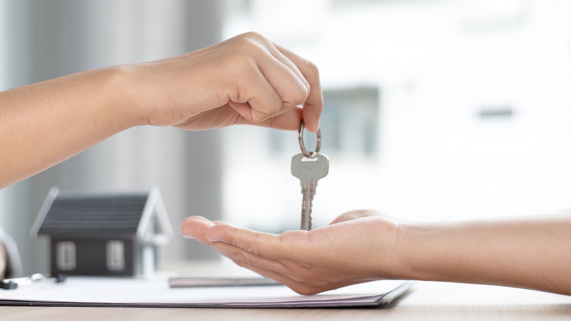 Para optar por el Bono de Vivienda en Costa Rica, se deben cumplir requisitos como ingresos bajos, no poseer casa y presentar documentos en el BANHVI.